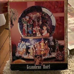 Grandeur Noël snow globe